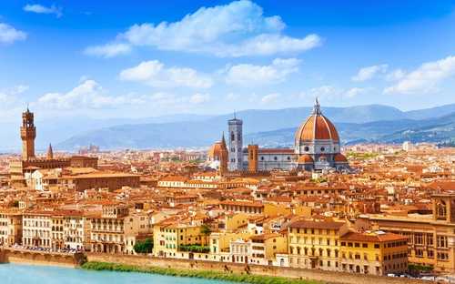 Bus touristique à ciel ouvert devant le Duomo de Florence