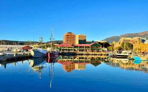 Bus touristique à ciel ouvert sur le port de Hobart